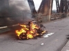 Xe máy Attila bốc cháy ngùn ngụt trên cầu Long Biên